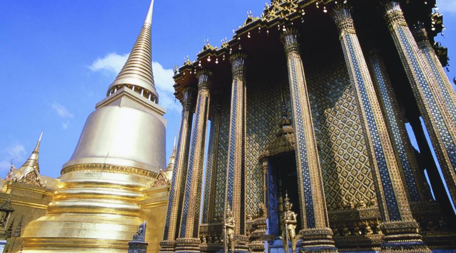 Goldener Chedi und Königstempel (Wat Phra Keo) in Bangkok