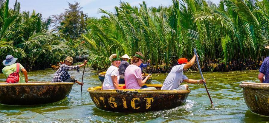 Unterwegs im Wasserkokosnusswald in Bambusbooten