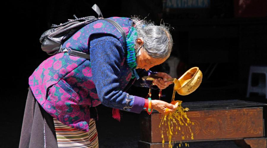Alte Frau im Jokhang-Tempel in Lhasa