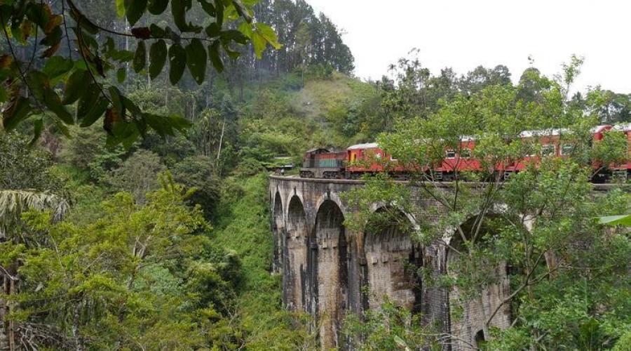 Auf einer malerischen Zugfahrt geht es durch das Hochland Sri Lankas 