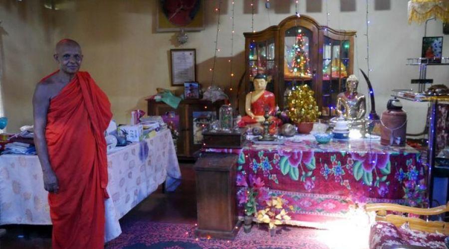Begegnungen: Nach einem Kennenlernen dürfen wir im Wohnzimmer des buddhistischen Tempels den Altar bewundern