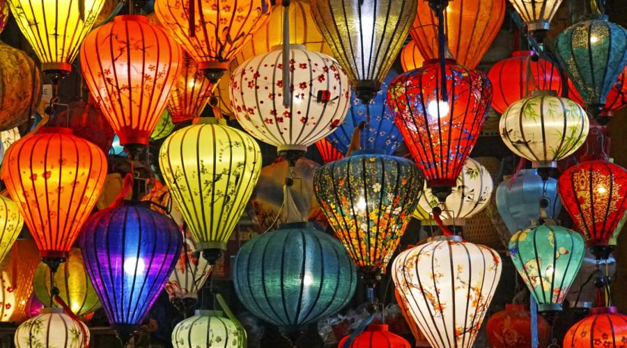 Berühmte vietnamesische Lampions in allen Farben