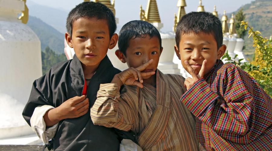 bhutanische Jungs in Trashigang