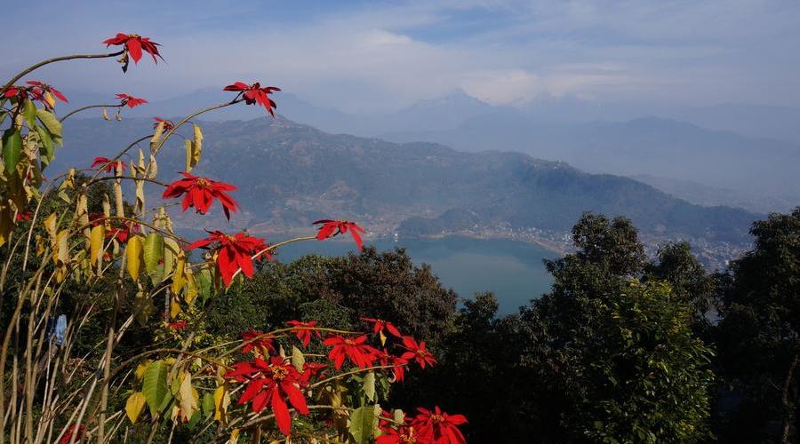 Blick von der Weltfriedensstupa über den Phewa-See und Pokhara  