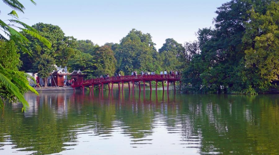 Brücke am Hoan-Kiem-See in Hanoi