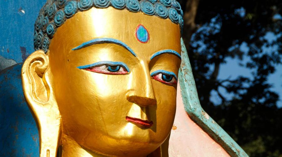 Buddha-Statue am Fuße des Affentempels Swayambhunath
