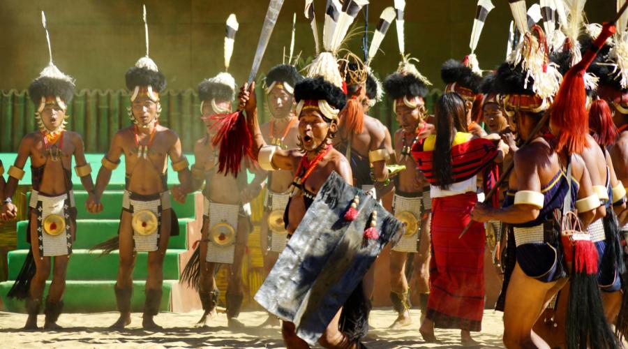 buntes Tanzspektakel der Ethnienin Kohima auf dem Hornbill Festival
