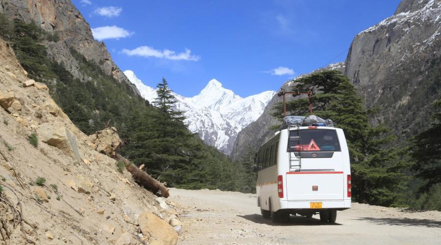 Busfahrt zum Pilgerort Gangotri mit Blick auf die Berggipfel des Garhwal