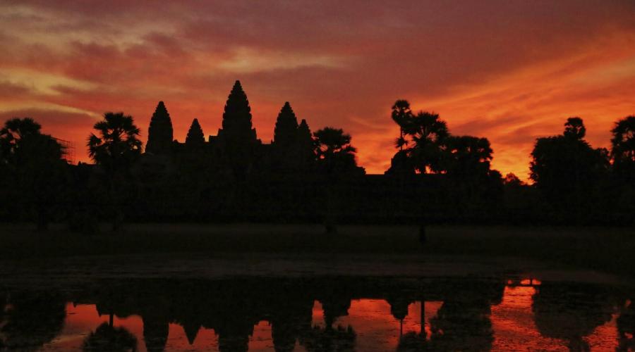 die Silhouette des imposanten Angkor Wat im Morgenlicht