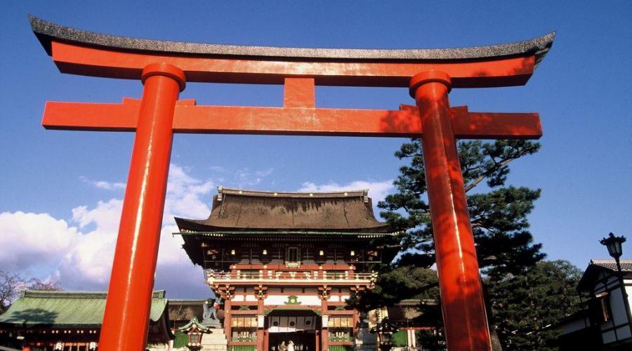 Eingangs-Torii des Fushimi Inari-Taisha