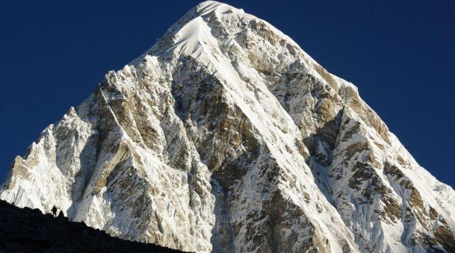 Einsamer Trekker vorm Pumori (7160 m), der "Tochter des Everest" 