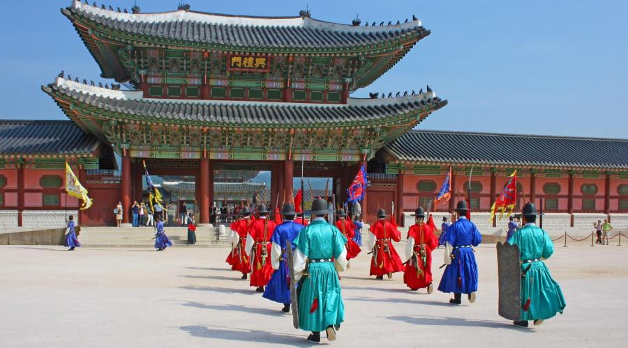 Farbenfrohe Zeremonie zur Wachablösung am Kaiserpalast in Seoul