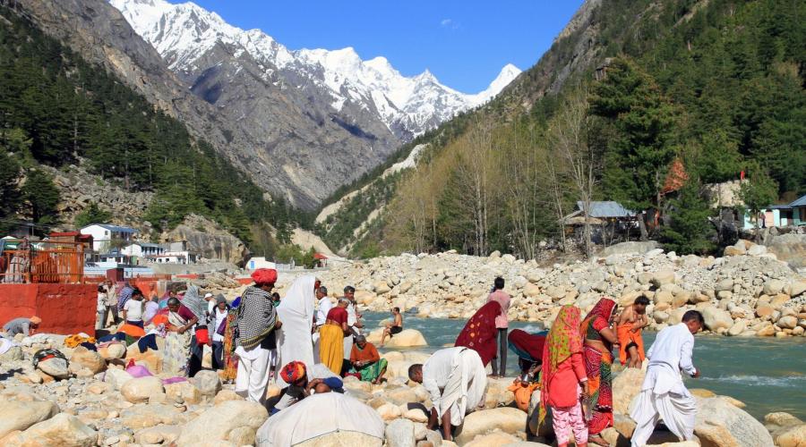 Heiliges Waschungsritual am Ufer das Baghirati im Pilgerort Gangotri