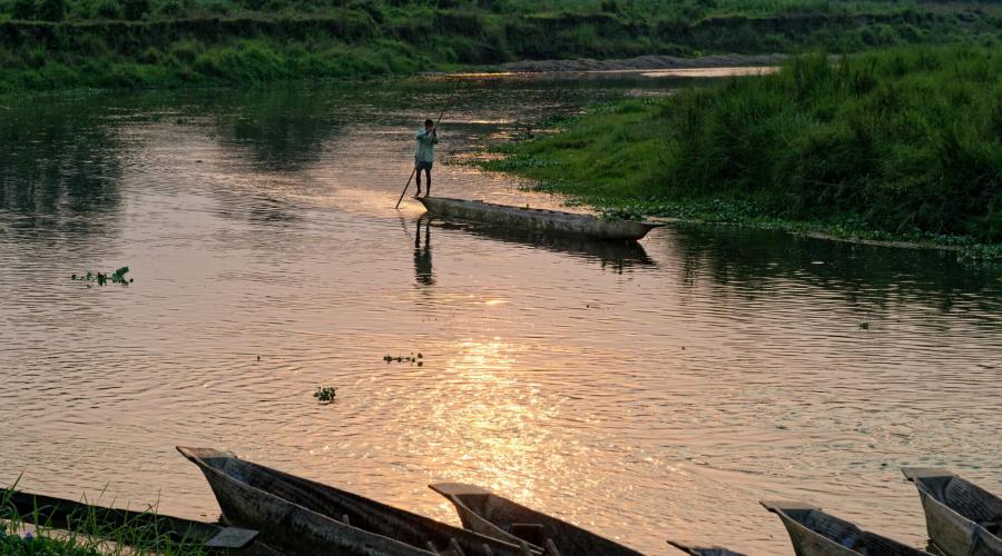 Im Einbaumkanu entlang des Narayani-Flusses in Chitwan treiben
