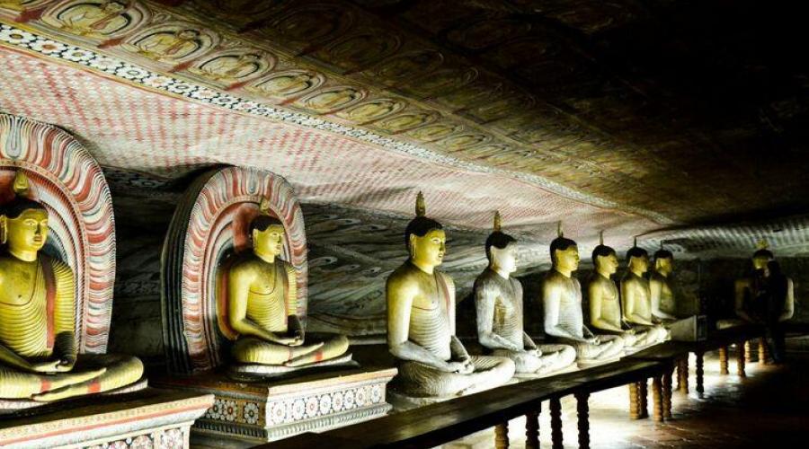 In Inneren des Tempels von Dambulla verbergen sich noch mehr kunstvolle Buddha-Statuen
