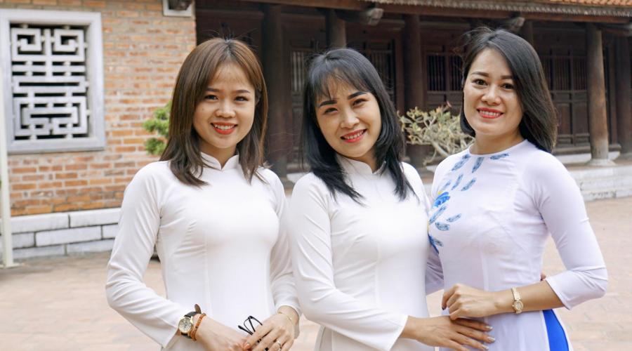 Junge vietnamesische Frauen in traditioneller Kleidung