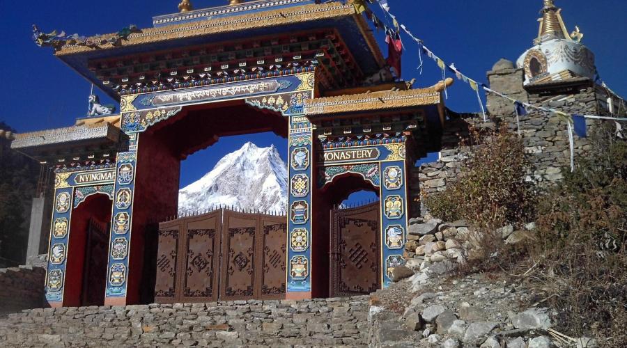 Klostertor mit Manaslu