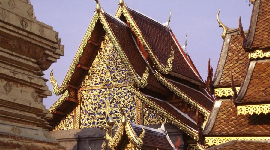 Kunstvoll verzierte Dächer in Wat Phra Keo, Bangkok