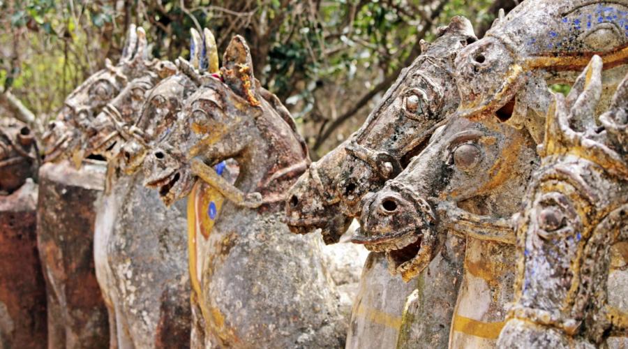 lebensgroße Tonpferde säumen den Weg zum Ayanar-Tempel bei Tanjore