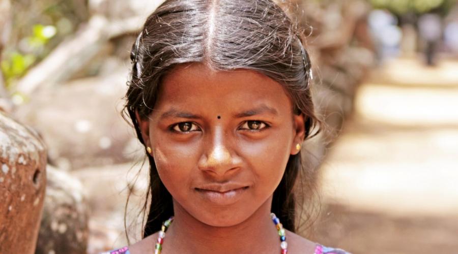 Mädchen am verwunschenen Ayyanar-Tempel in Tamil Nadu