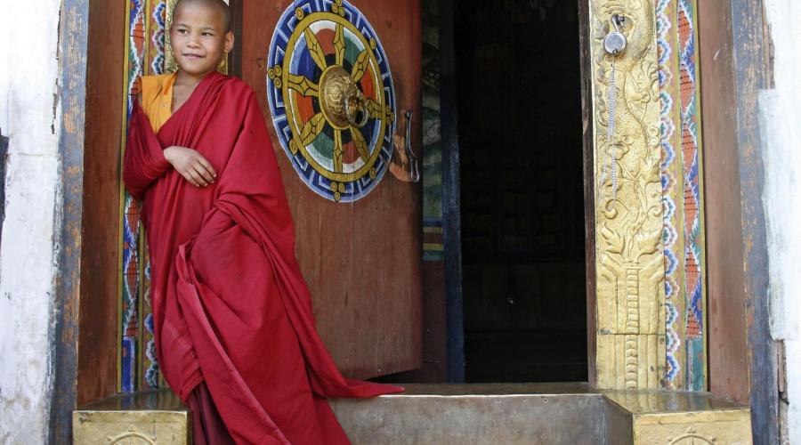 Mönch am Chime-Lhakhang-Tempel