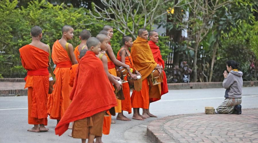 Mönche beim Almosengang am Morgen in Luang Prabang