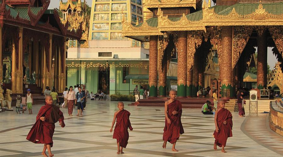 Mönche in der Shwedagon-Pagode