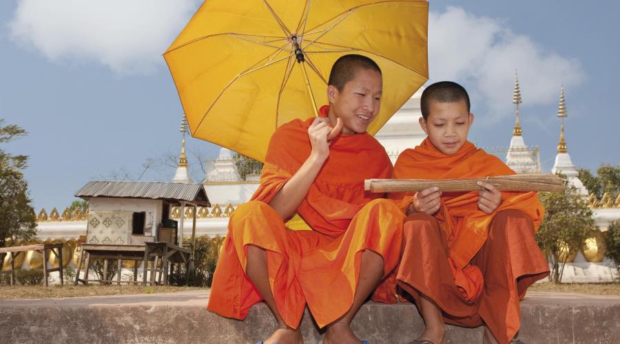 Mönche mit Schirm in Thailand