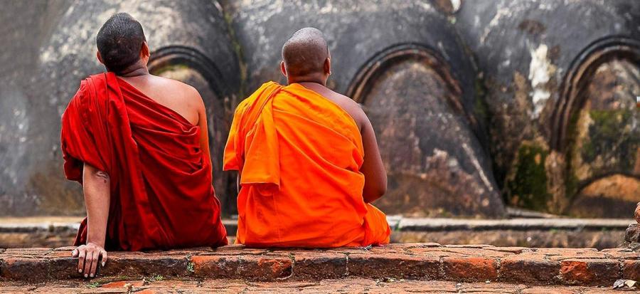 Mönche vor der Felsenfestung von Sigiriya