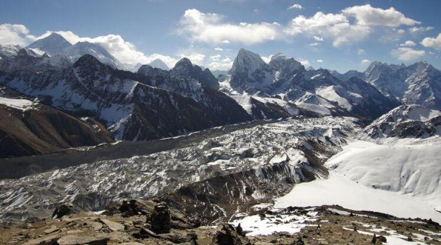 Panorama vom Gokyo-Ri auf Everest, Nuptse, Makalu und Cholatse. Darunter befindet sich der riesige Ngozumpa Gletscher 