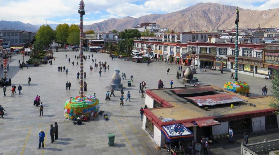Platz vor dem Jokhang-Tempel in Lhasa