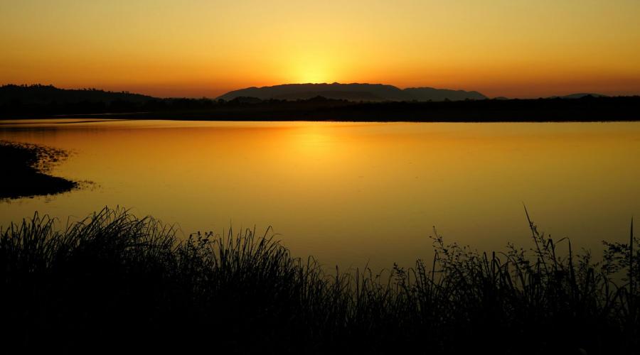 Sonnenuntergang am See im Kaziranga-Nationalpark