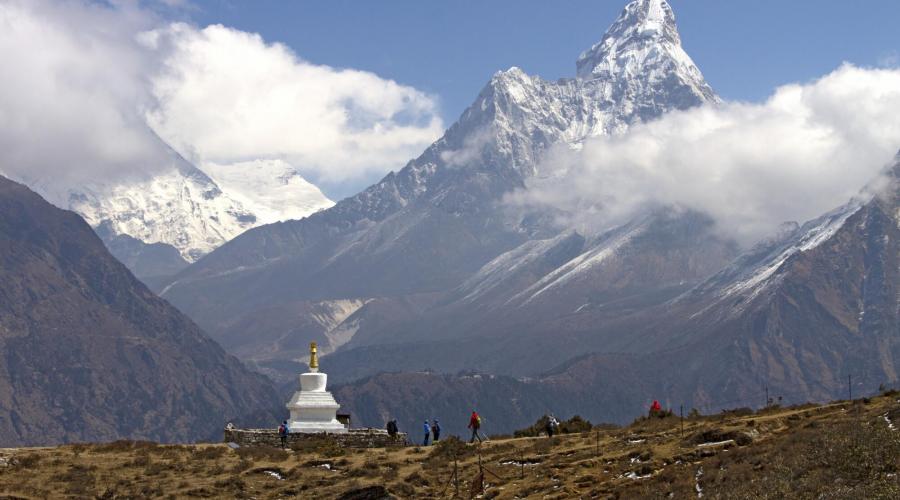Stupa nahe Khumjung mit Ama Dablam (6812 m) im Hintergrund