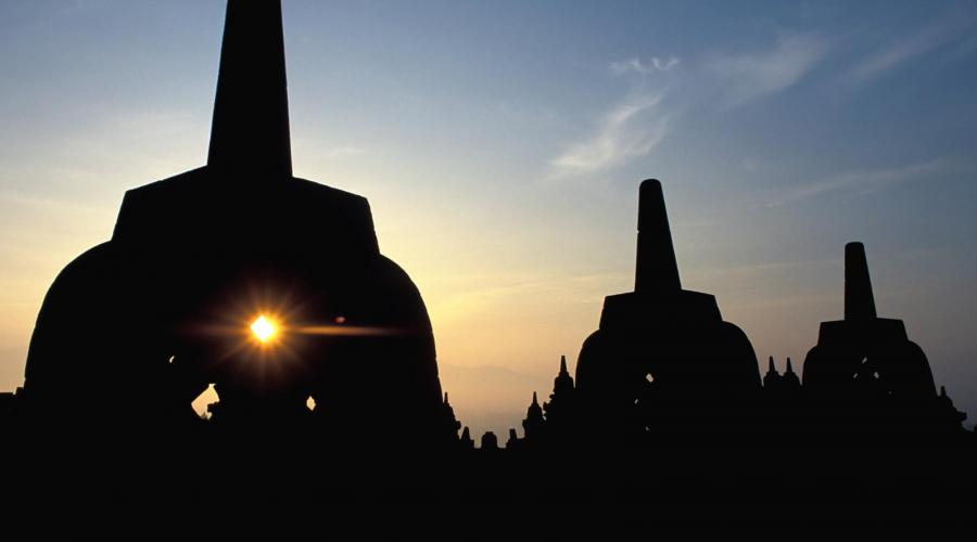 Tempel Borobodur auf Java im Morgenlicht