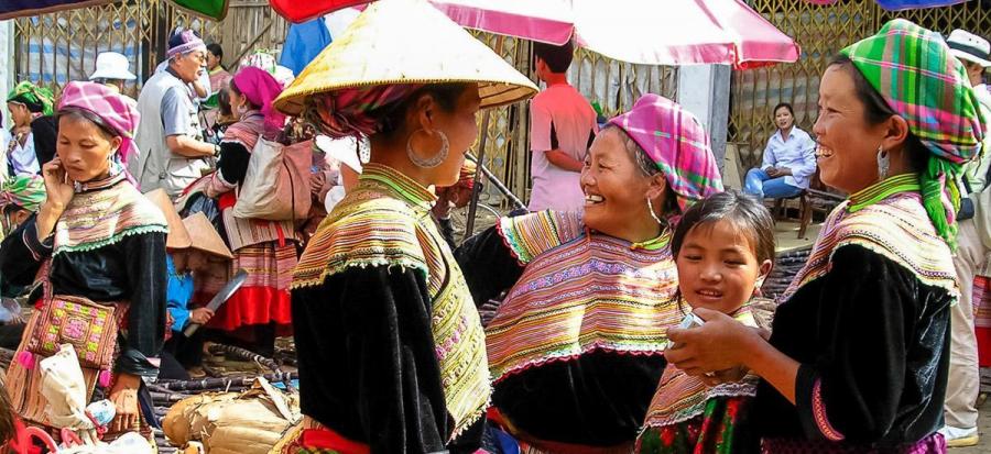 Traditionell gekleidete Frauen auf dem Markt