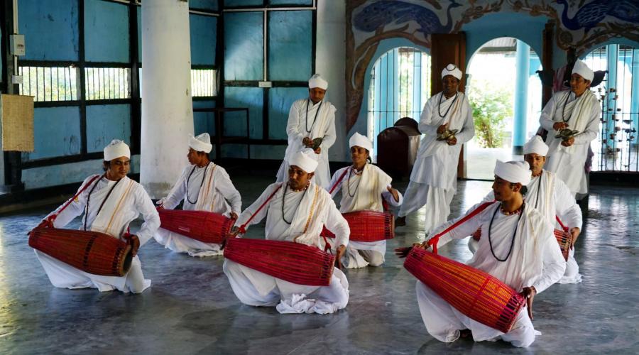 traditionelle Show im Kloster auf der Majuli Insel