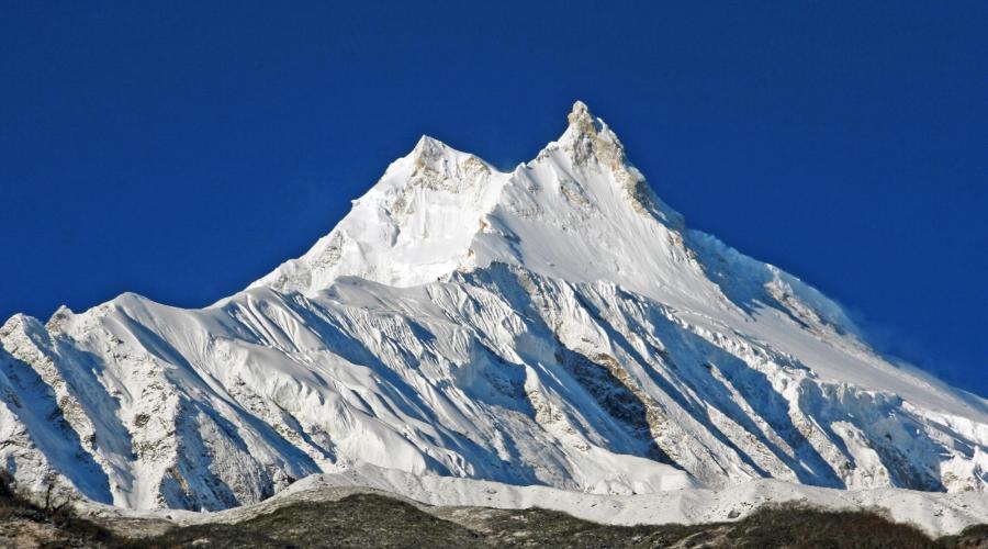 unter den gewaltigen Flanken von Manaslu (8163 m)