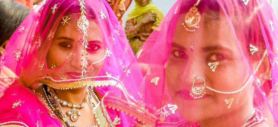Zwei Inderinnen auf einer Hochzeit