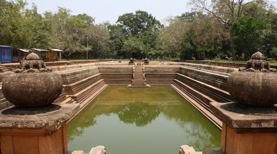 Zwillingsbecken in Anuradhapura