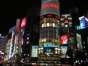 Leuchtreklamen in Tokios Stadtteil Ginza bei Nacht